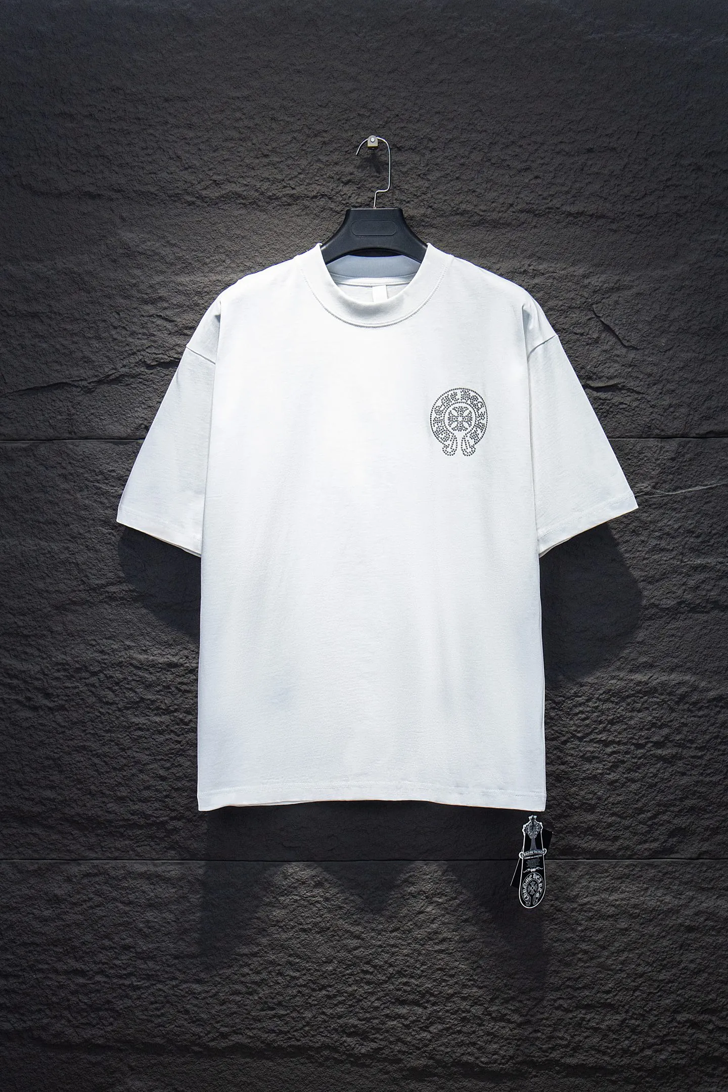 🅿️180 Style number: 7257# 🆕Chrome hearts 25ss os version is really charming. Chrome hearts are really unique. Each season’s new version is the best. It is very practical and can be worn casually✔️ - ⚠️100% cotton. Made of 32 double yarns and 260 grams of fabric. Made of imported knitting needle carded cotton, the thickness is moderate, drapey and contoured, making the upper body comfortable! ! It is very tolerant to fat body types and can instantly lose five pounds after wearing it!  Specially ordered many Austrian hot diamonds, which have the bling bling effect of natural crystals under the light, with multi-faceted reflective points, and the production cost is extremely high. The laser molding includes a computer engraving machine and a laser machine, which are accurate in granular units. Finally, it is hot and set at high temperature. After the hot stamping, the firmness needs to be tested repeatedly on the hot stamping. It can show colorful reflections under the light. The collar webbing extends to the shoulders for reinforcement, and the stitching at the joints. The hem and cuffs are all made with 0.2mm gauge double-thread turning. It is carefully produced at a high cost. The attitude of making goods with a magnifying glass restores the quality and effect of the product. The full set of customized accessories only presents every detail to the customer. Printing with film printing, 50,000 positioning, which is very time-consuming. The addition of handmade elements to the body greatly increases the interest of the clothing; unique visual effects. After special treatment, a unique effect is formed. An irregular hem is added to the version. This year's Kroxin is the main version. In the past two years, the oversize version has become the focus of the trend and has been a popular staple in the past two years. The change of designers has made this brand an instant hit. The progressive fashion of the times also needs the blood impact of fresh elements and trendy designs in order to continue its glory! It’s stylish both inside and outside, a must-have for high street travel! An absolute "eye-catching style" that can match couples 💏 Color: washed black white Size: S M L XL